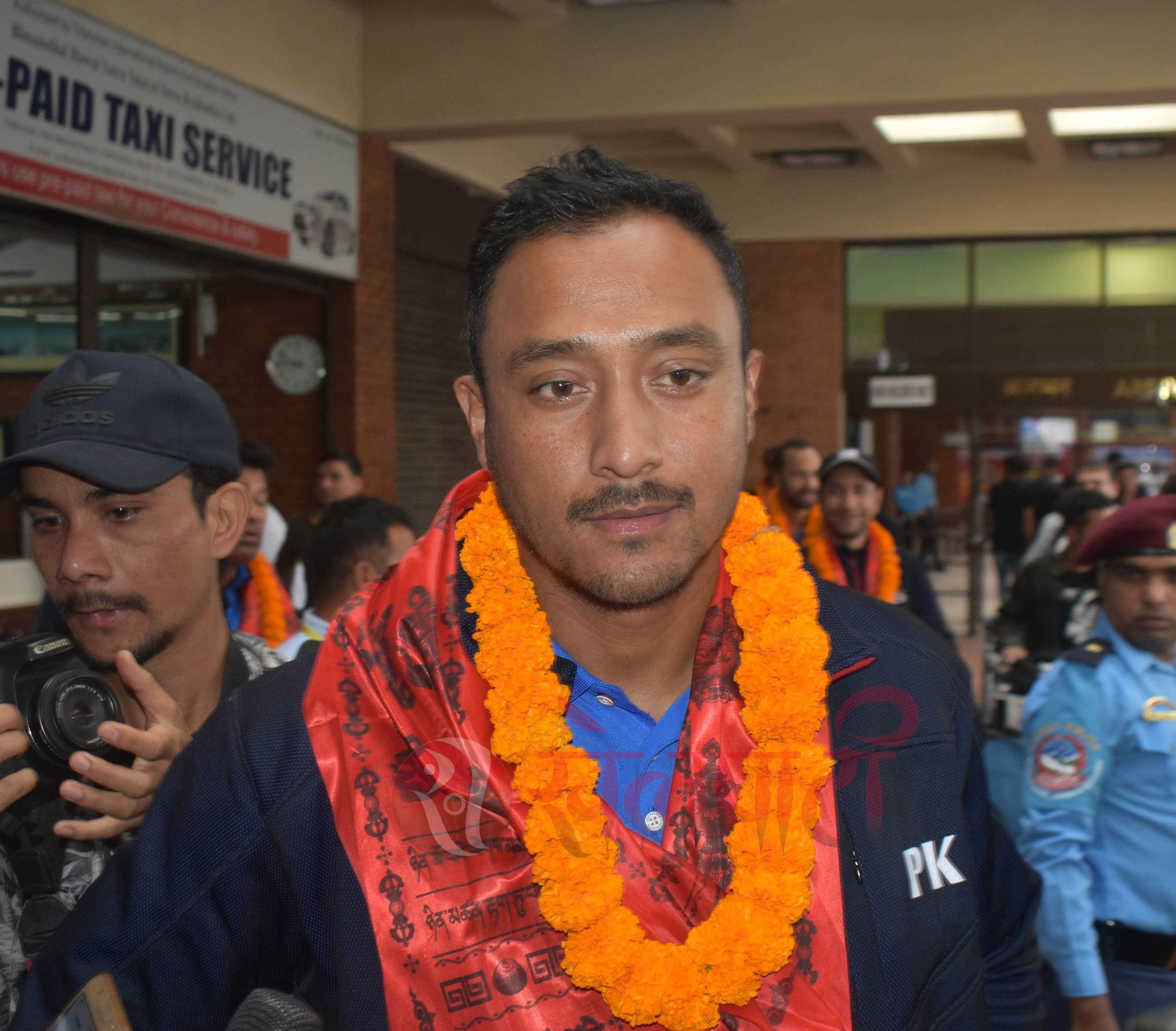 'ब्याटिङसंग ठुलो दुस्मनी जस्तो देखिएकाे छ'