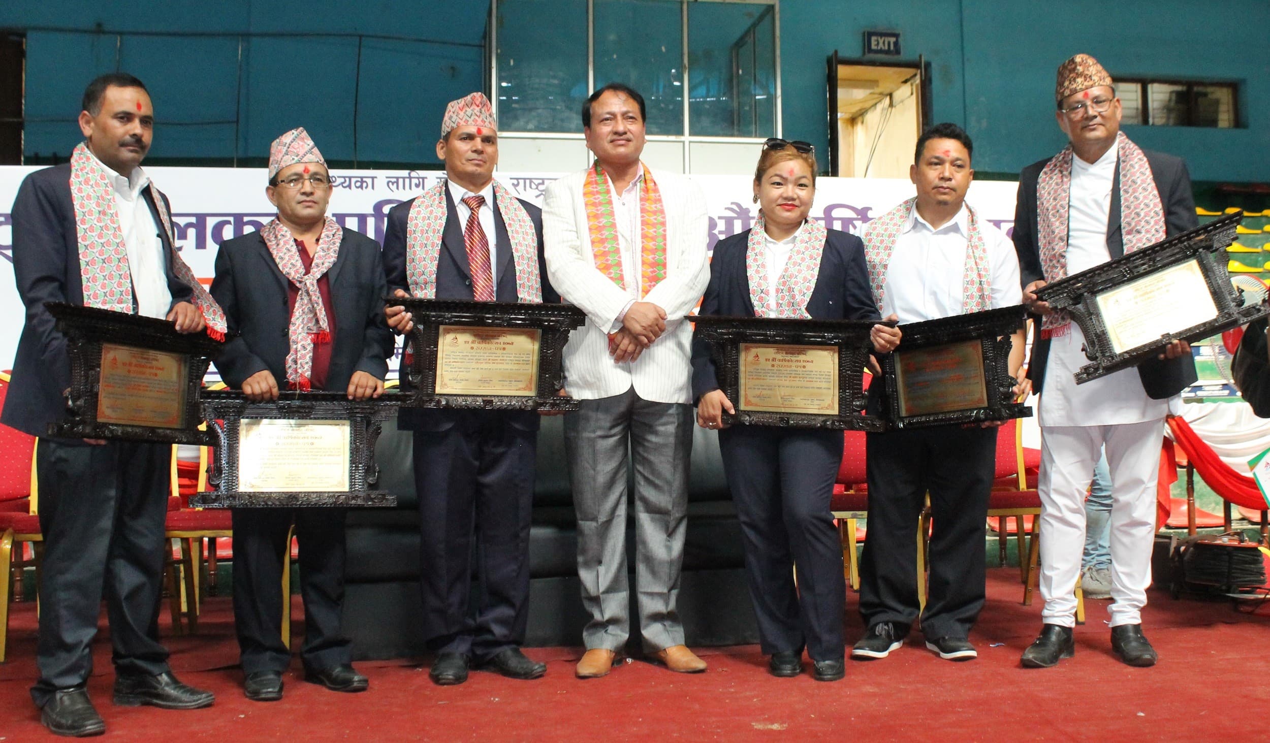 प्रदीप र लक्ष्मण उत्कृष्ट कर्मचारी