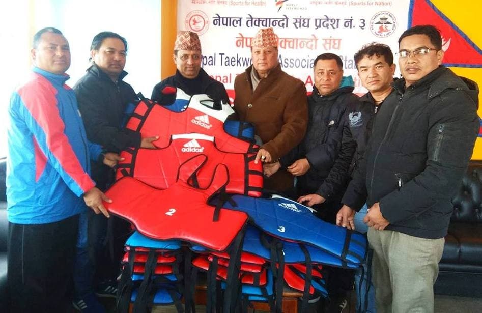 तेक्वान्दो मास्टर गुरुङद्वारा खेल सामग्री सहयोग