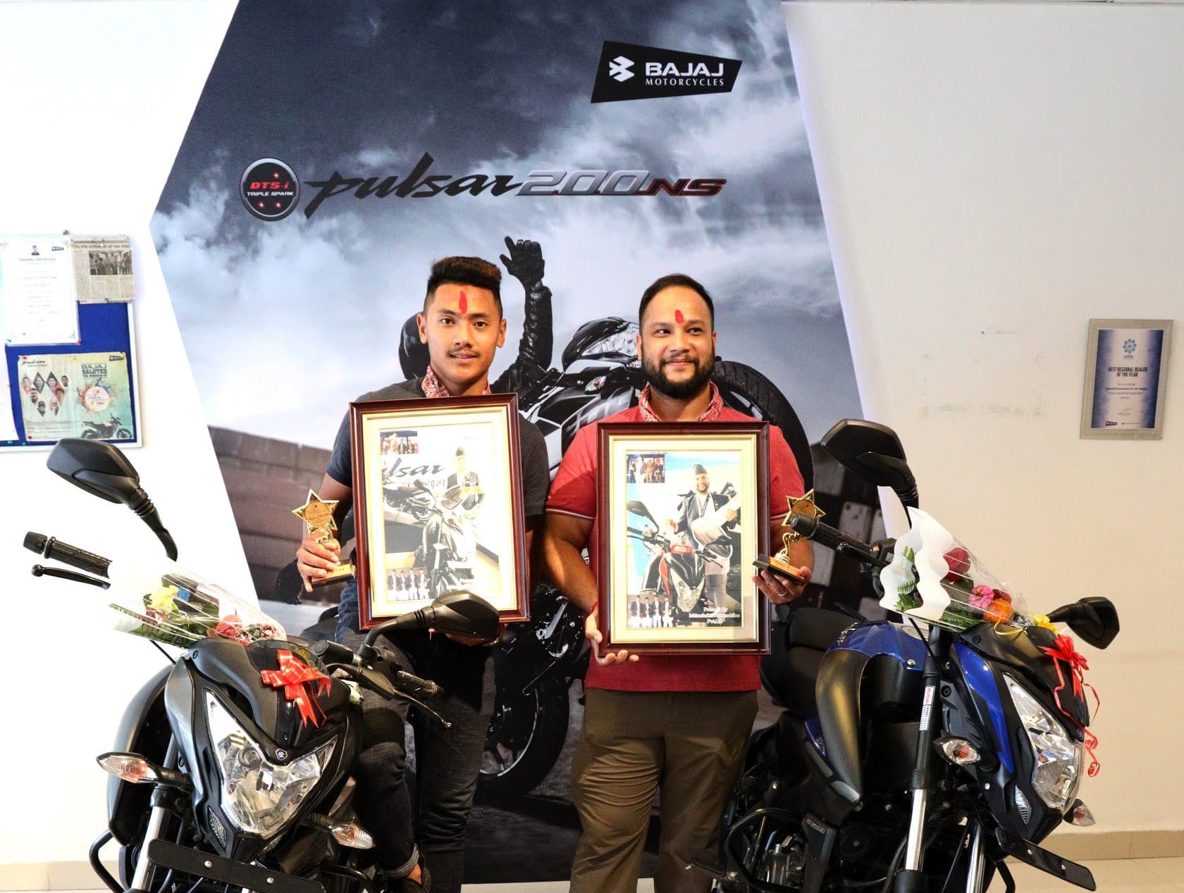 स्पोर्ट्स अवार्ड विजेता युकेश र योगेशलाई बाइक हस्तान्तरण