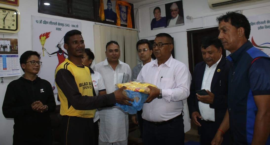 कबड्डी खेलाडीलाई खेल सामग्री प्रदान