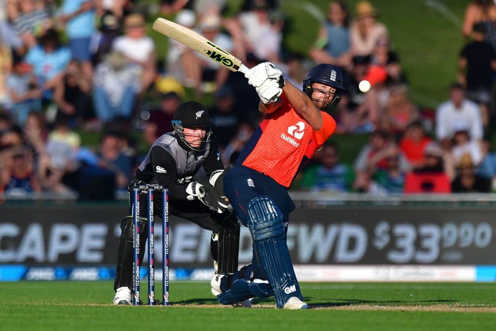 मालनको कीर्तिमानमा इंग्ल्याण्ड विजयी