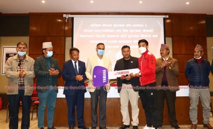 अभिषेक र मञ्जलीलाई एन्फाको मोटरसाइकल 