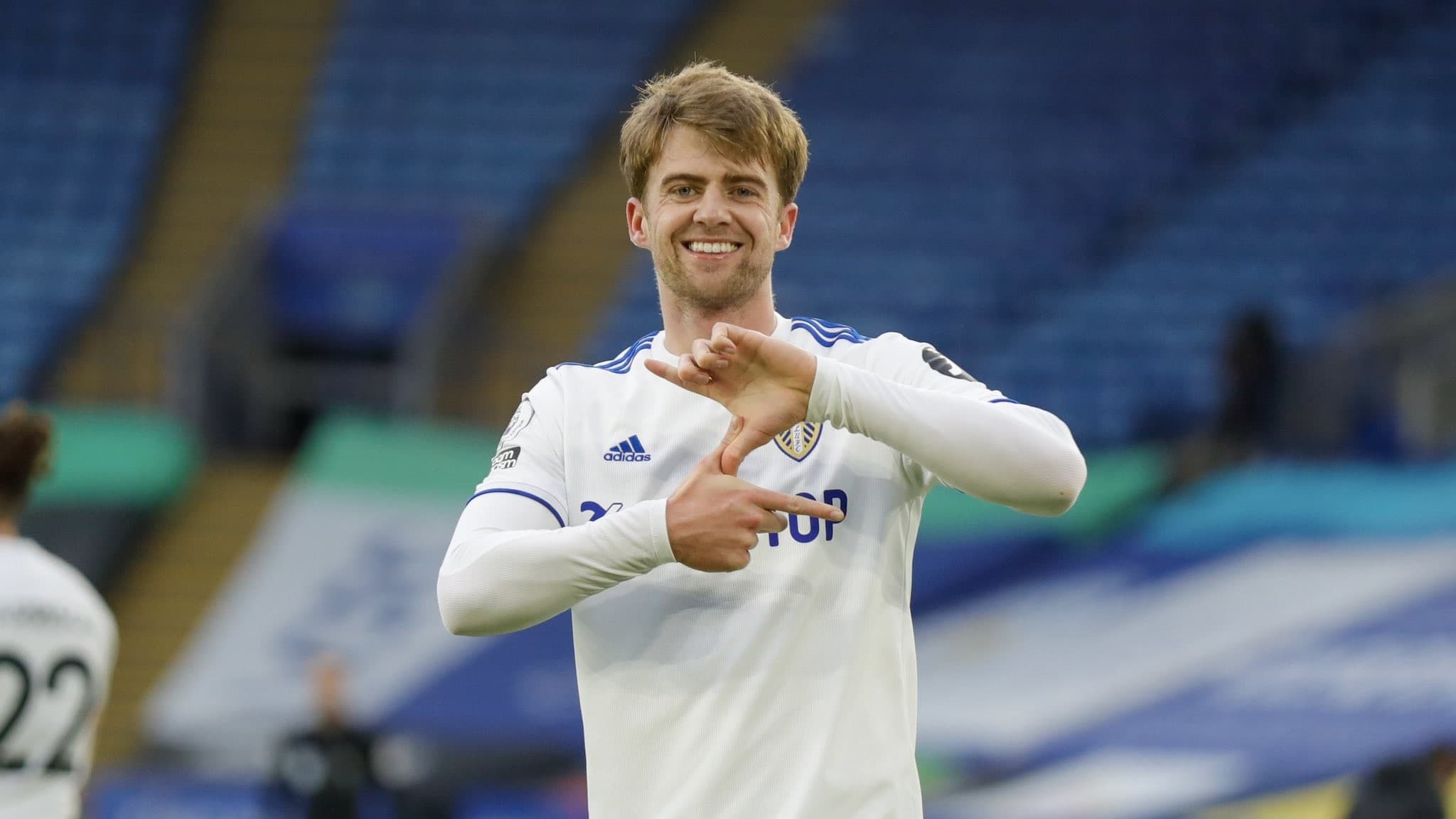 लिड्स र क्रिस्टल भिड्दै