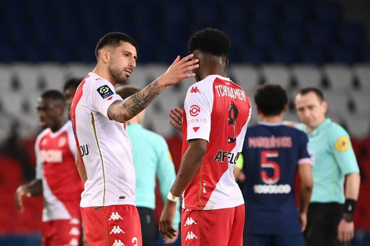 पीएसजी घरेलु मैदानमै पराजित