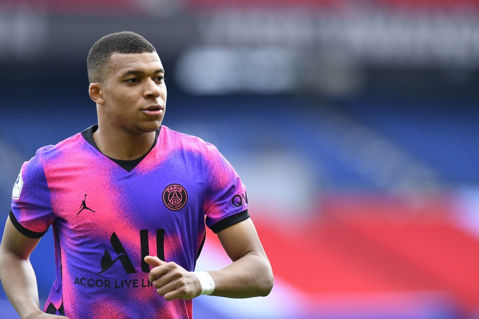 अन्तत: एमबाप्पे पीएसजीमै, तर सपना कायमै