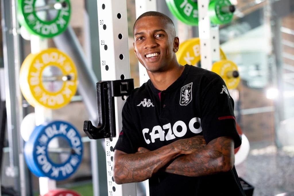 योङ एस्टनमा अनुबन्धित