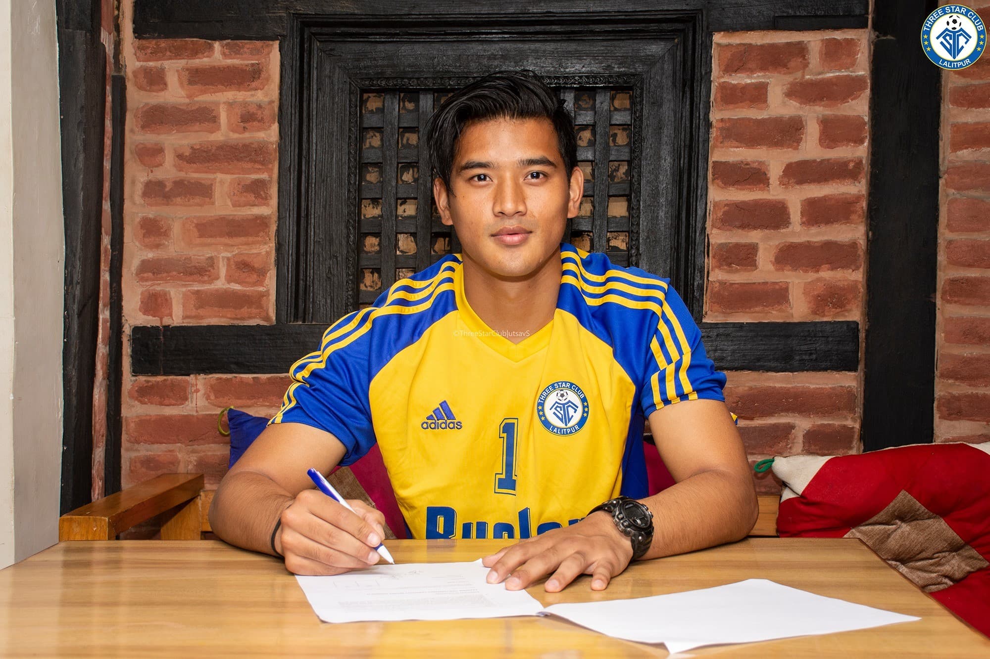 गोलकिपर रोशन थ्री स्टारमा अनुबन्धित