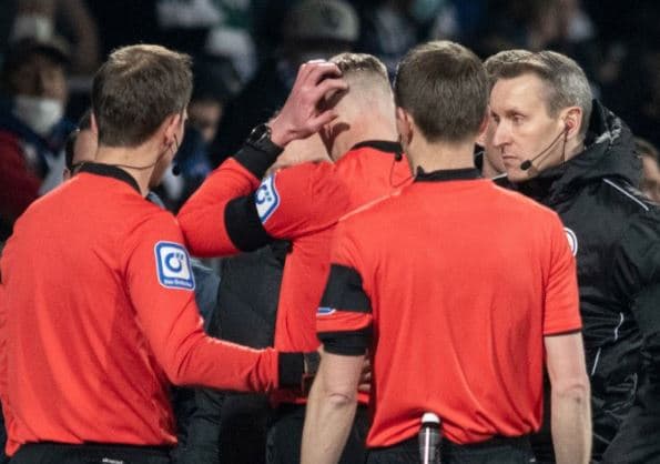 रेफ्रीलाई बोतल प्रहार, खेल रद्द  