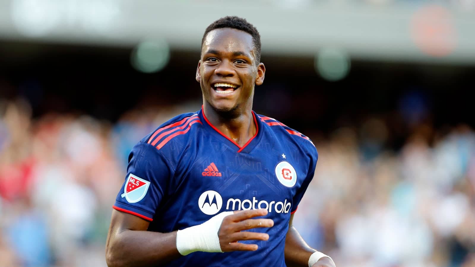  कोलम्बियन स्ट्राइकर अनुबन्ध गर्दै भिल्ला