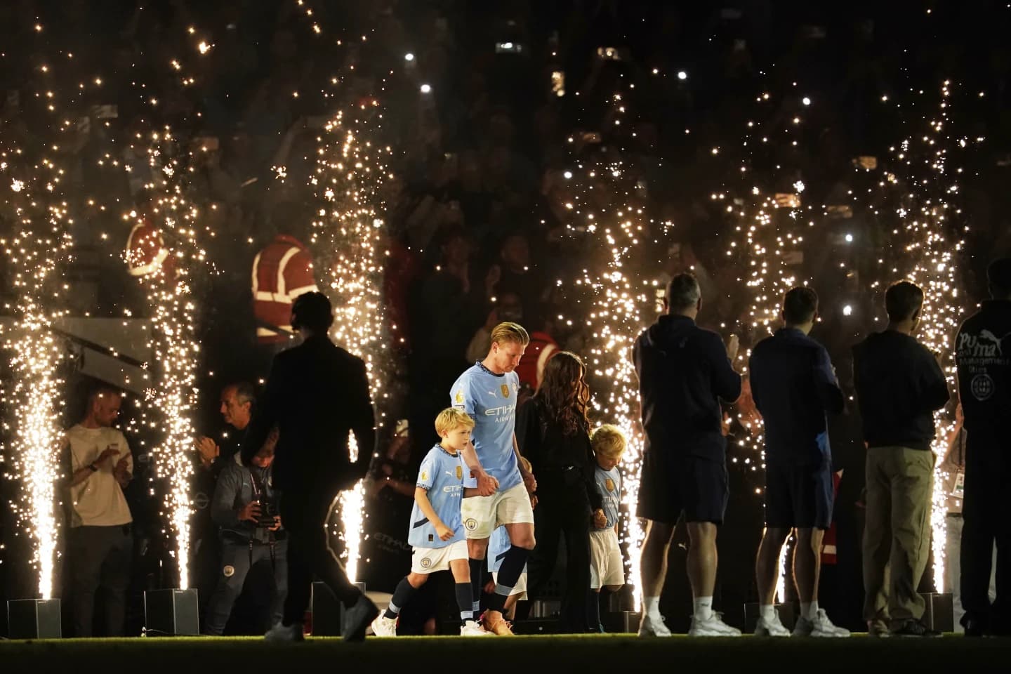 इत्तिहाद रंगशालाबाहिर  डि ब्रुएनाको  शालिक बनाइने