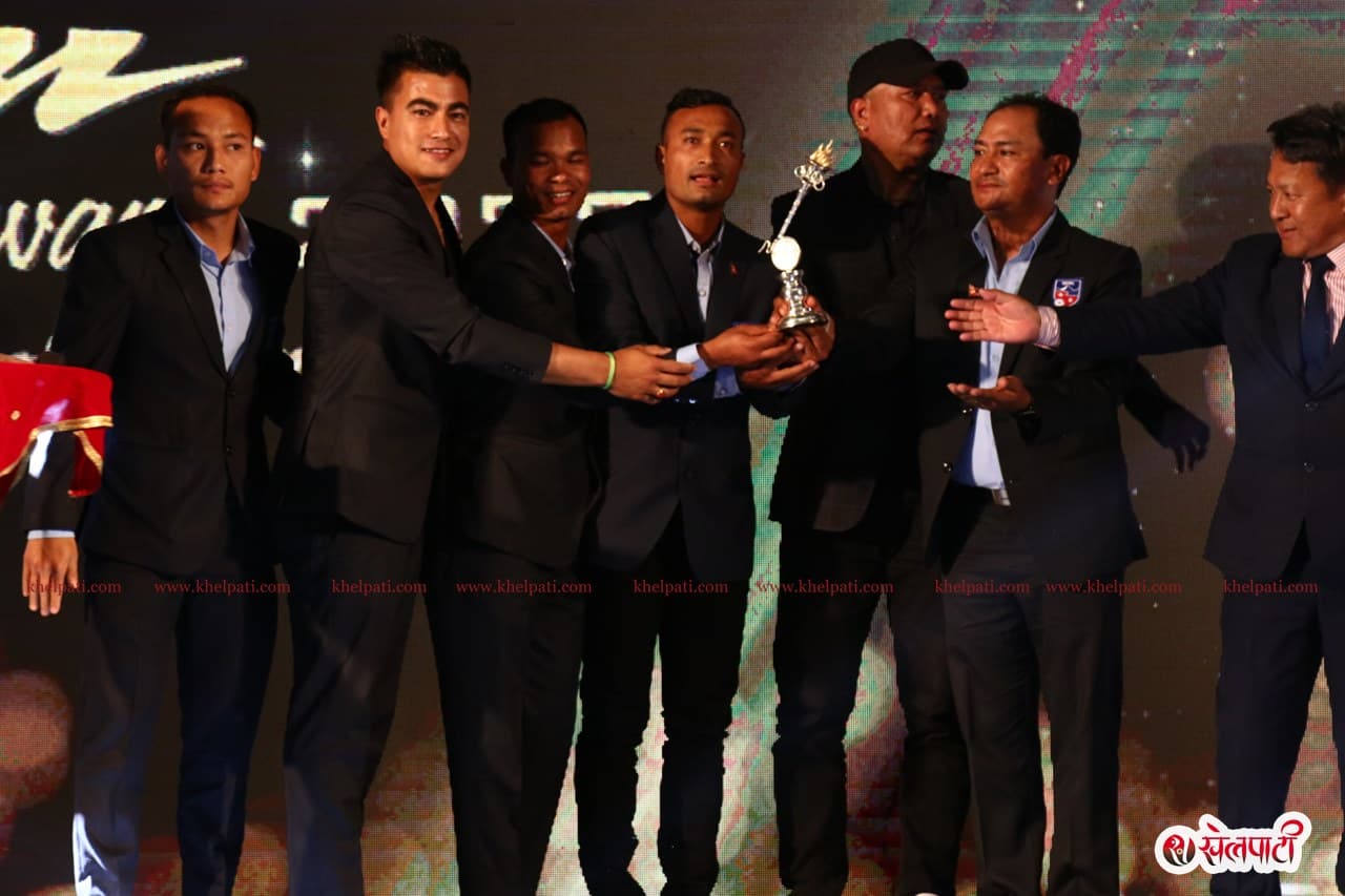 फुटबल टिमलाई टिम अफ द इयर अवार्ड 