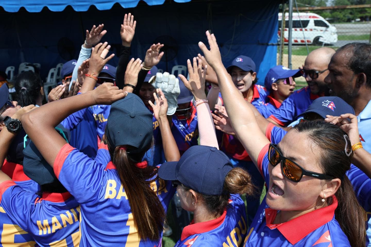 साँझ स्वदेश फर्किँदै नेपाली महिला टोली