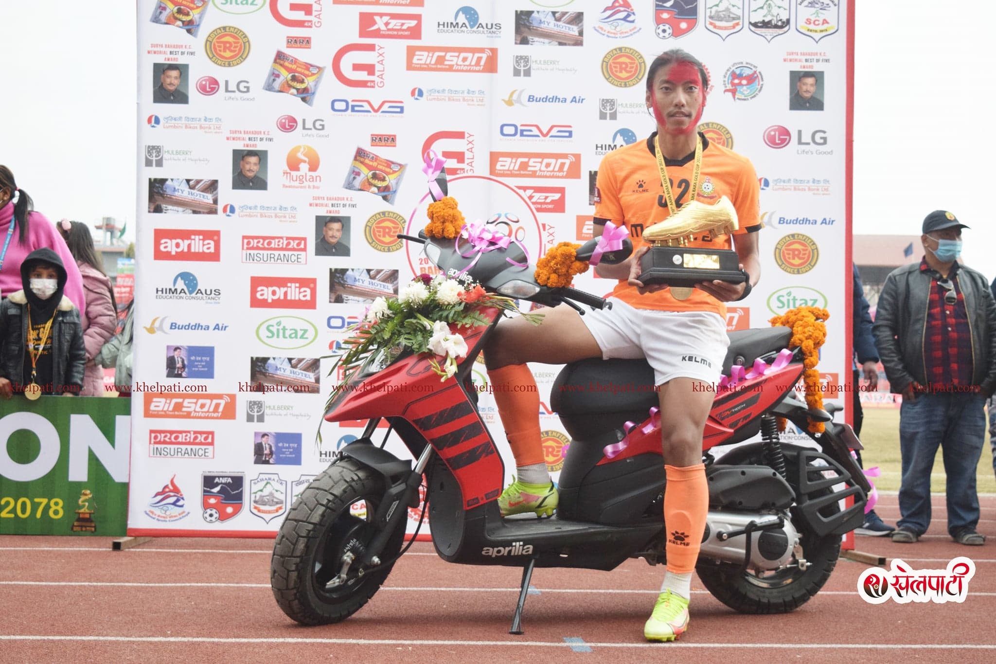 राजनलाई स्कुटर प्रदान