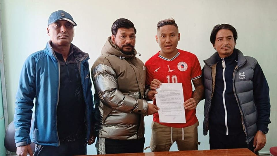 डोना फ्रेन्ड्समा अनुबन्धित