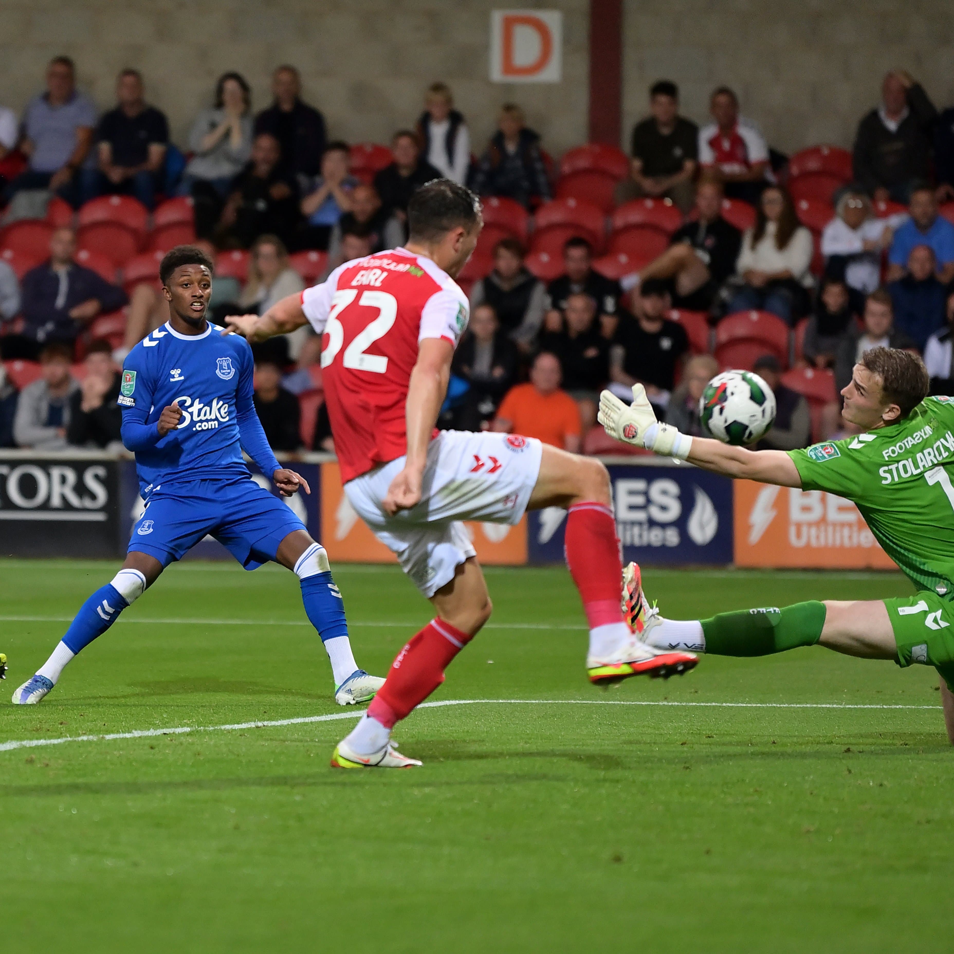 लेस्टर र एभर्टन तेस्रो चरणमा