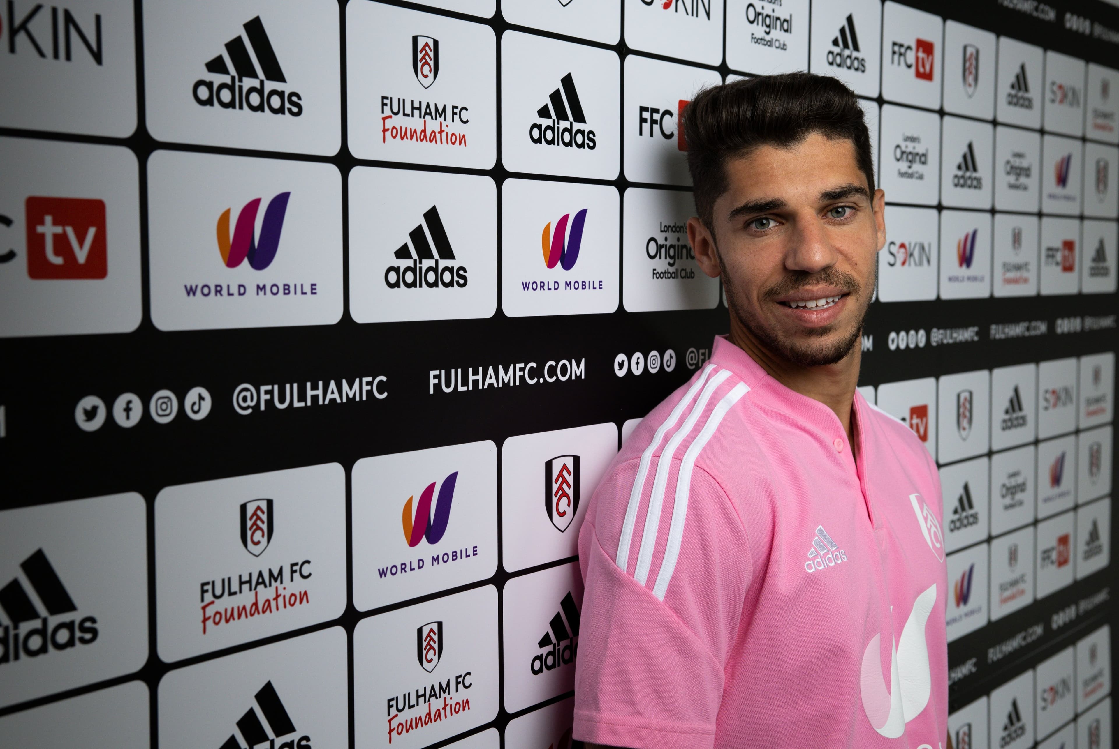 सोलोमोन फुलहममा अनुबन्धित  