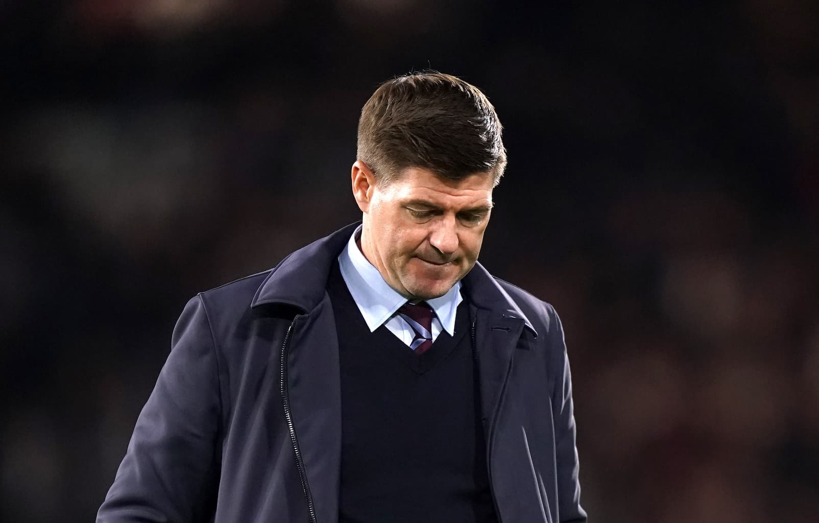 एस्टनका मुख्य प्रशिक्षक जेरार्ड बर्खास्त