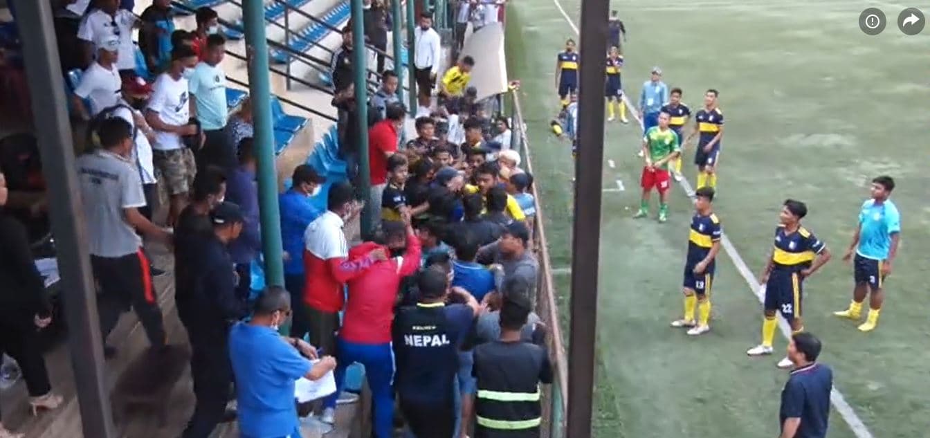 आरसी ३२ का खेलाडी र अफिसियल हातपातमा उत्रिएपछि !