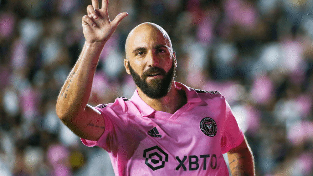 हिगुईनद्वारा सन्यास घोषणा