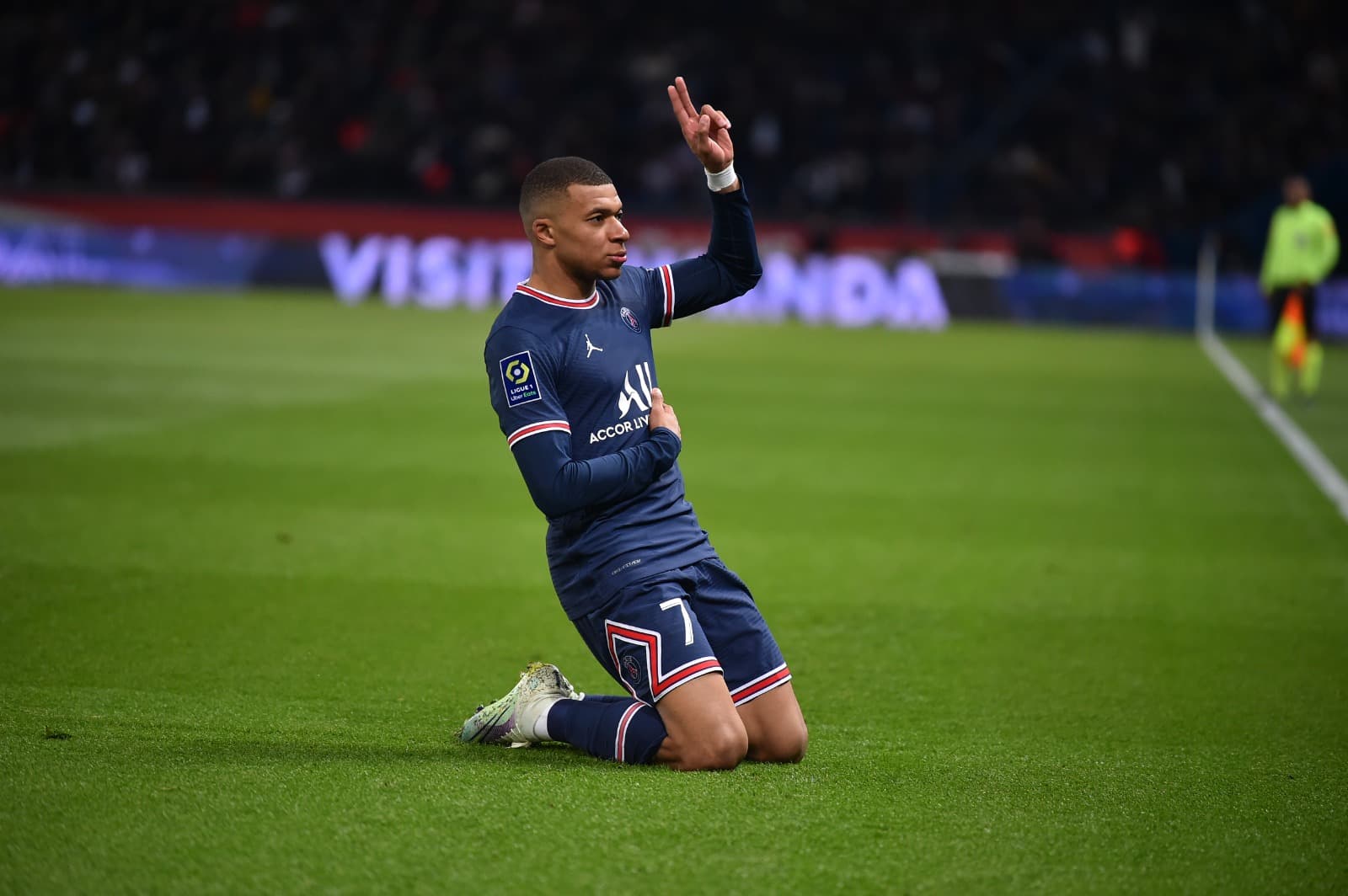 पीएसजीको फराकिलो जित