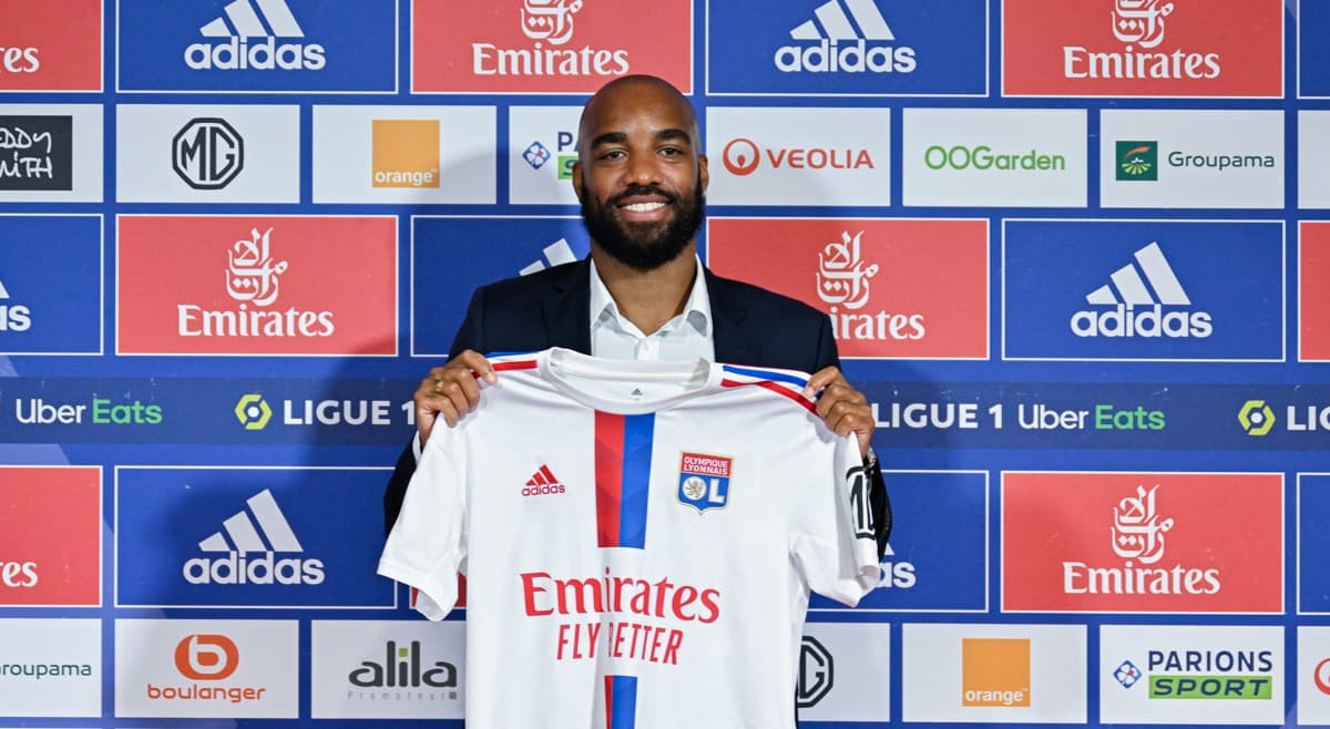 लाकाजेट लियोनमा अनुबन्धित