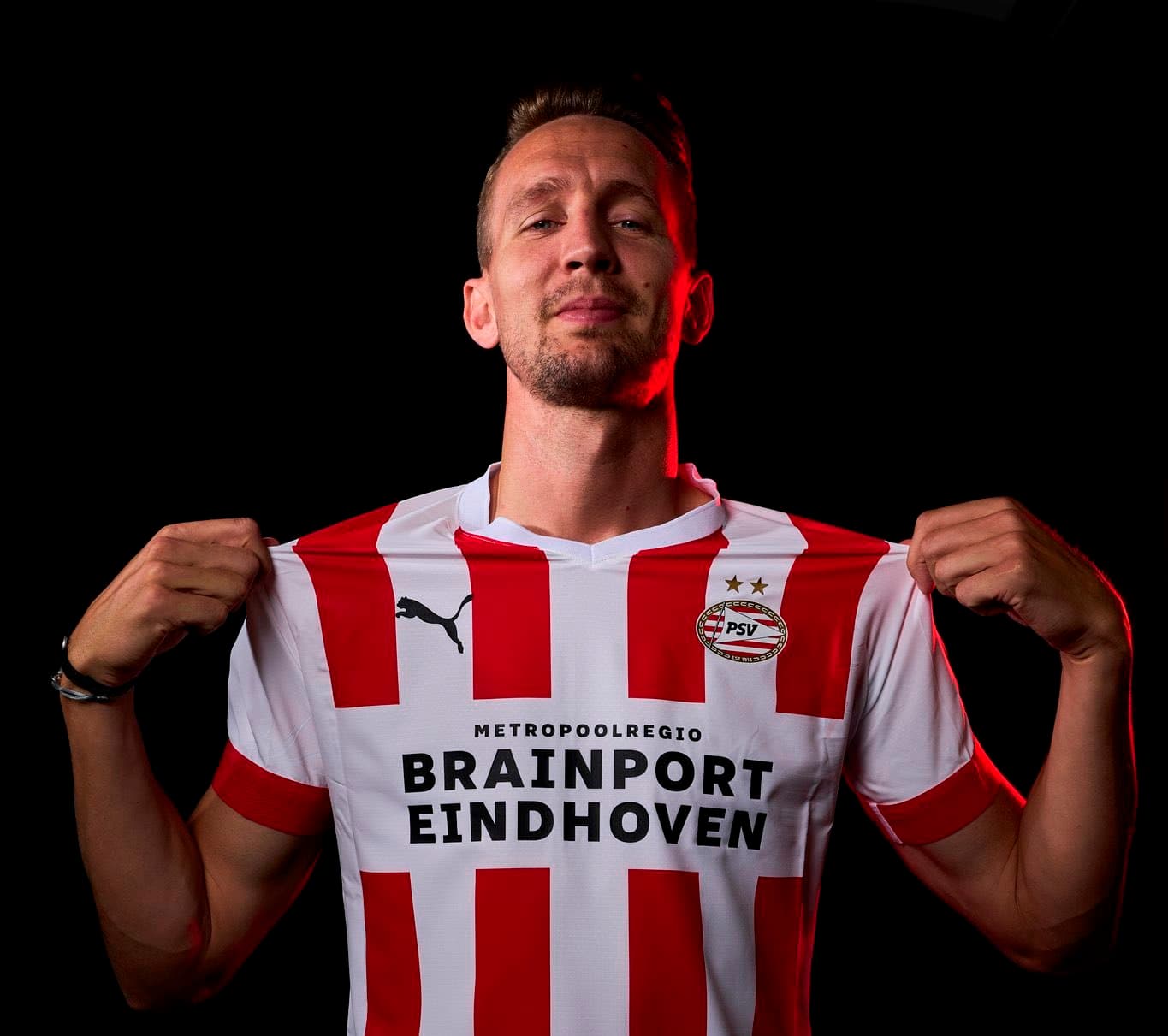 स्ट्राइकर लुक पीएसभी फर्किए  