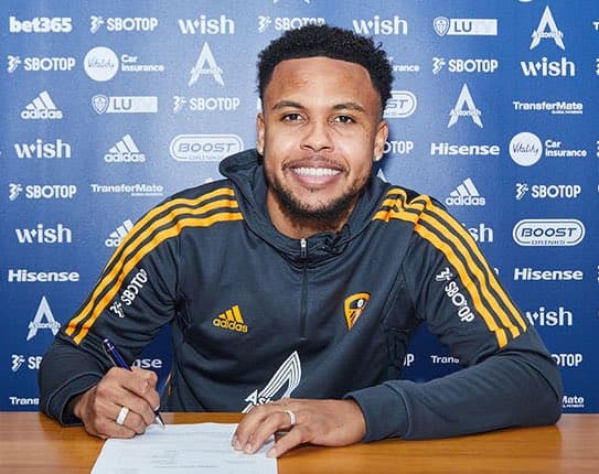 म्याक्केनी लिड्समा अनुबन्धित