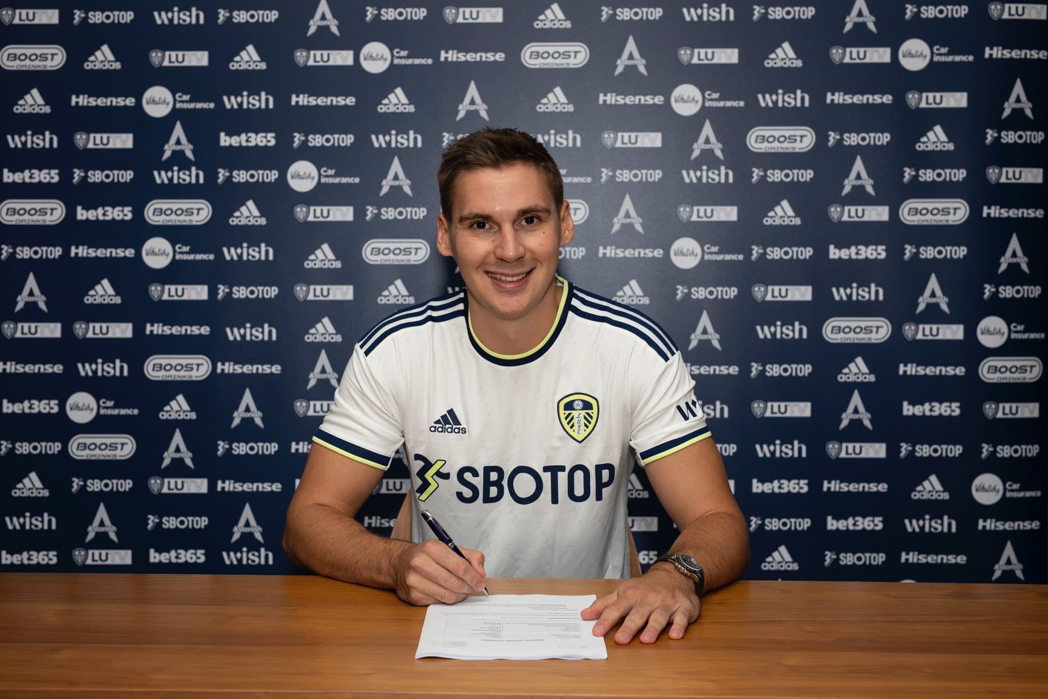 डिफेन्डर म्याक्स लिड्समा अनुबन्धित