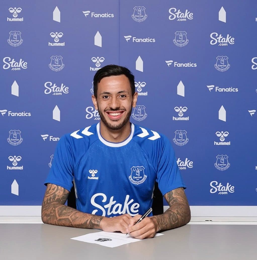 म्याकनिल एभर्टनमा अनुबन्धित