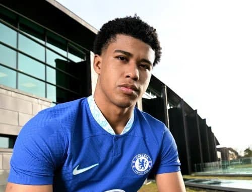 चेल्सीले अनुबन्ध गर्यो मिडफिल्डर सान्तोस