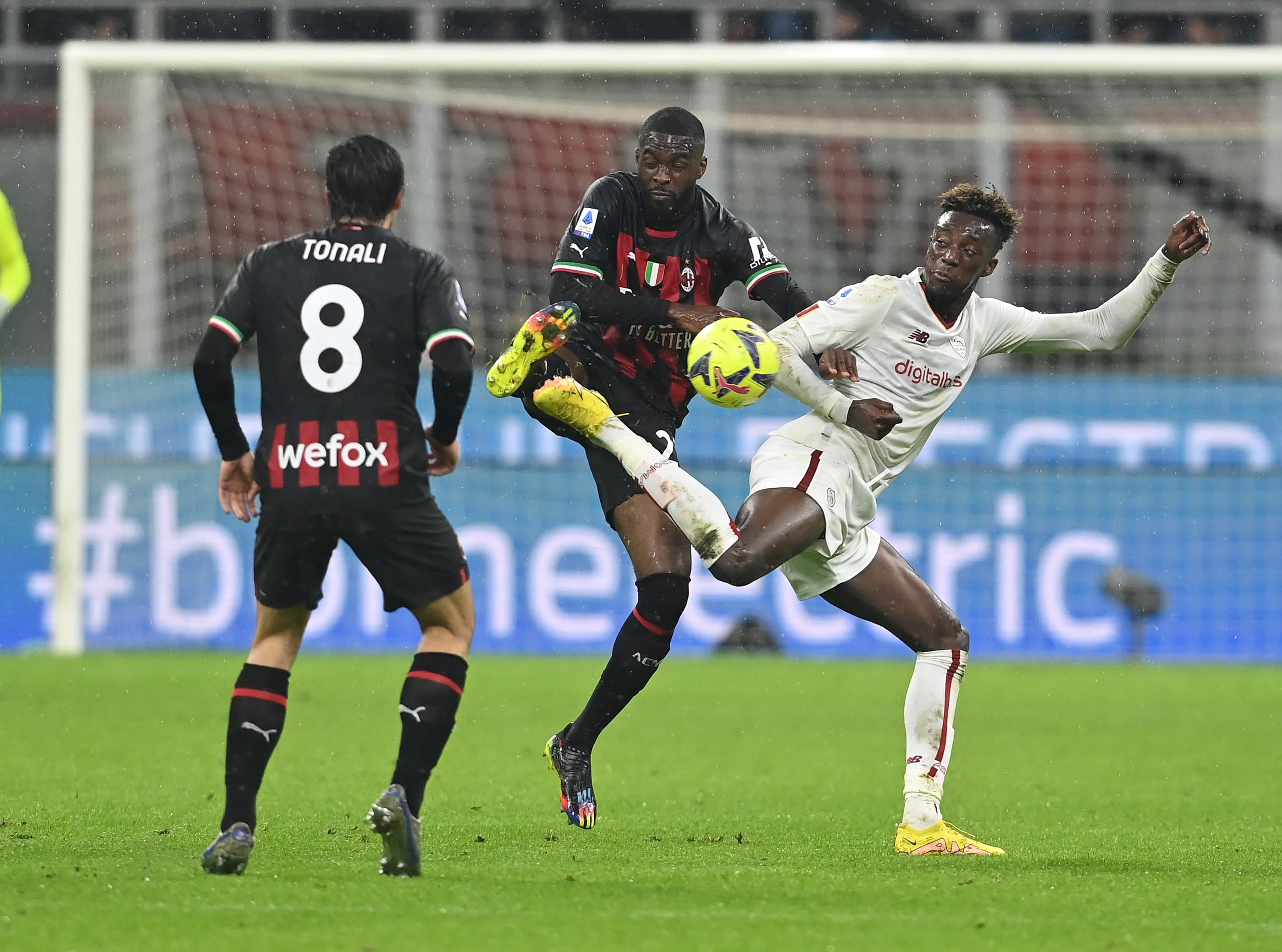 नापोलीको जित, मिलान रोकियो