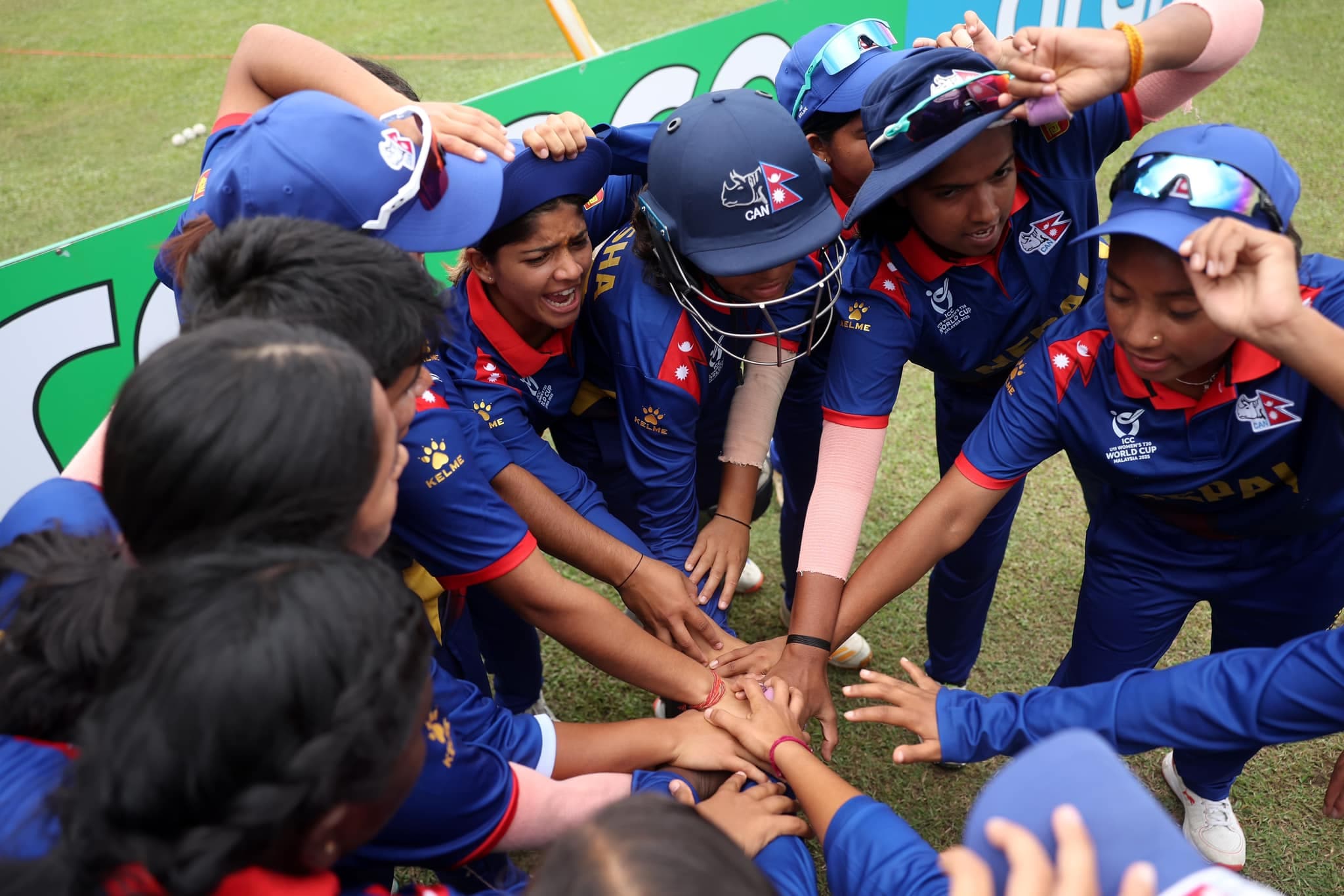 जित्नै पर्ने खेलमा अस्ट्रेलियाविरुद्ध फिल्डिङ गर्दै नेपाल