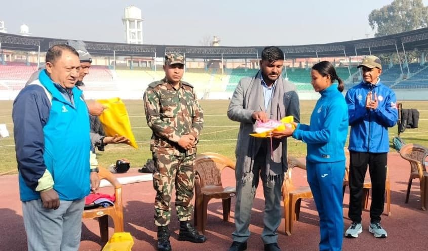 एथलेटिक्स खेलाडीलाई खेल सामग्री वितरण