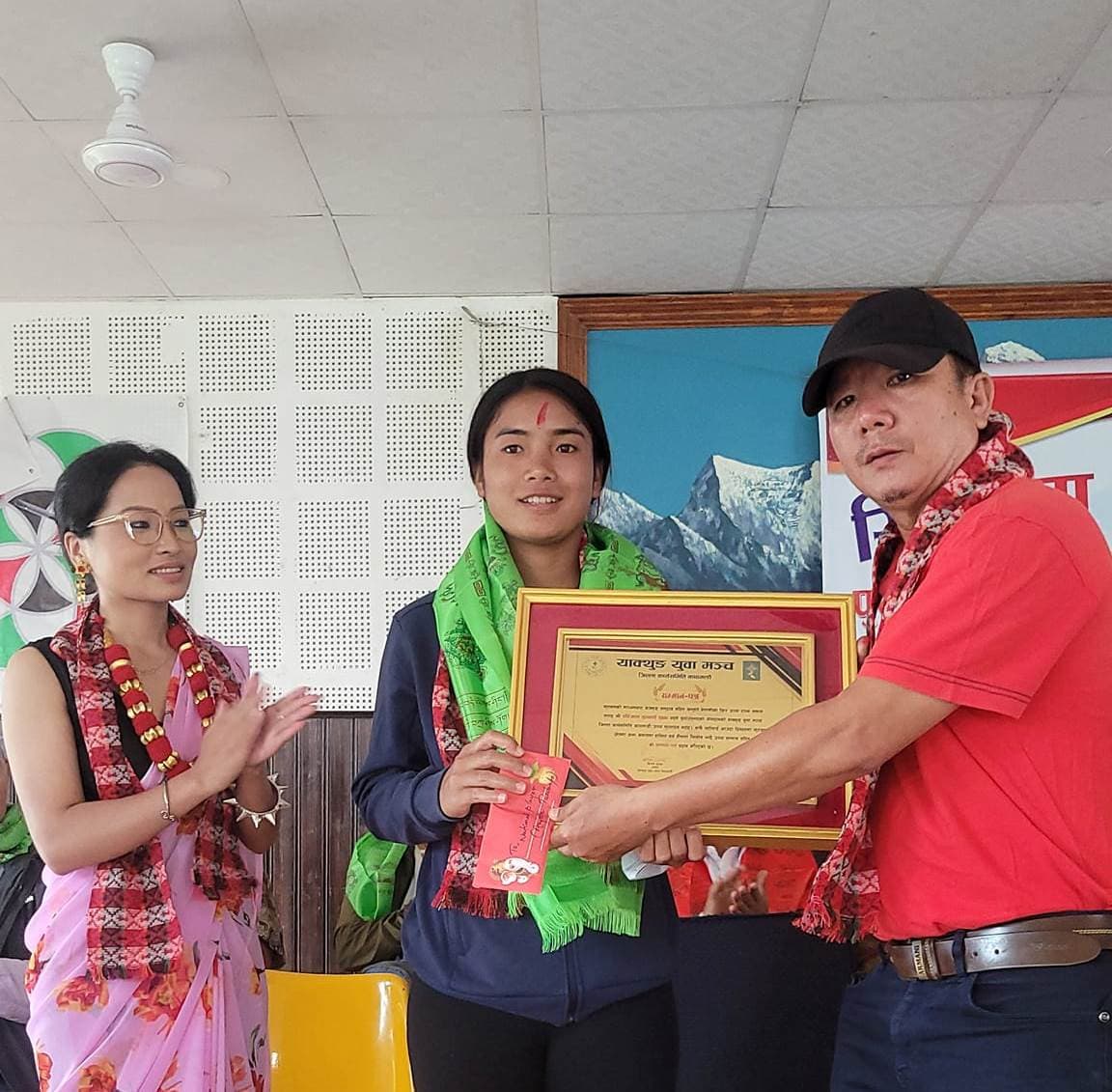 गोलकिपर एन्जिला सम्मानित