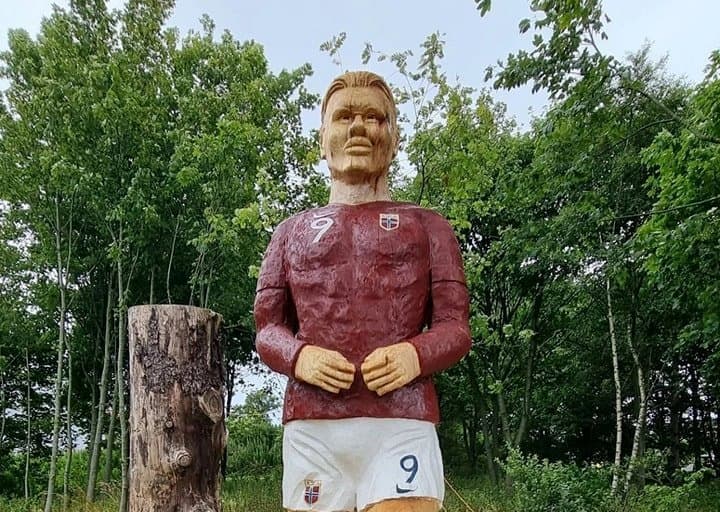 सय वर्ष पुरानो काठबाट निर्मित हालान्डको प्रतिमा चोरी