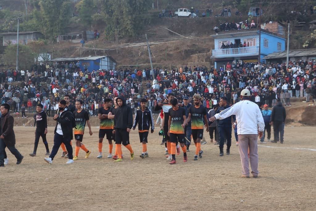 गोलकिपरले रातो कार्ड पाएपछि फाइनल खेल स्थगित !