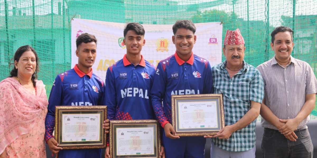 नगरप्रमुख हमालद्वारा यू–१६ विजेता खेलाडीहरु सम्मानित