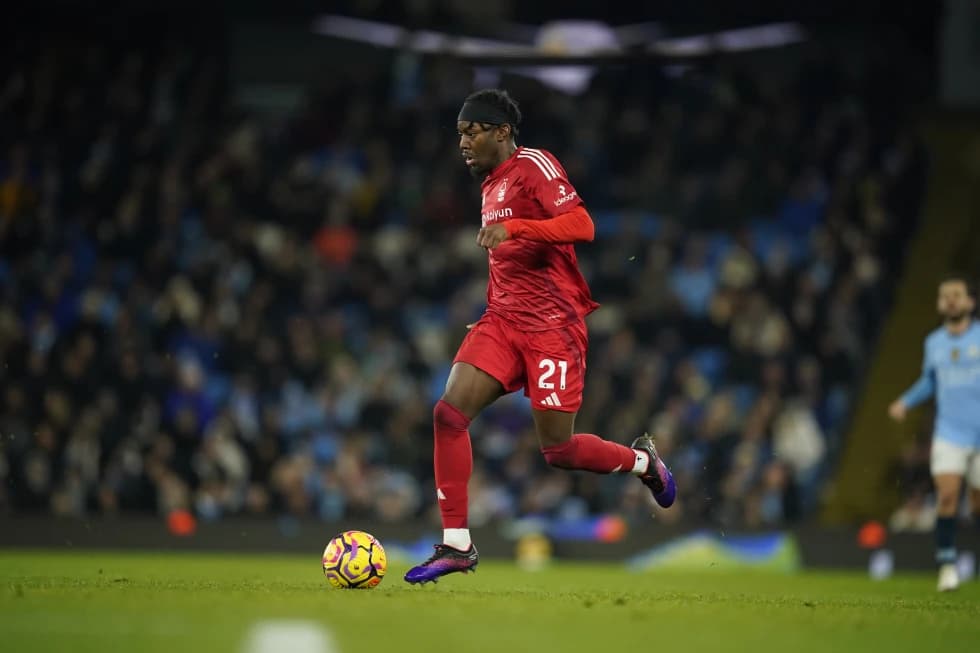 एन्थोनी न्युक्यासलमा अनुबन्धित