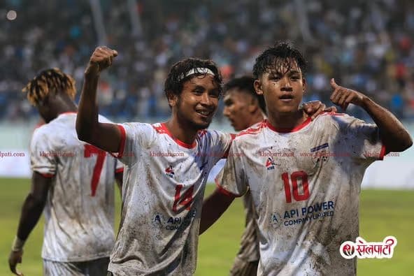 सडकमा उत्रिँदै फुटबल खेलाडी !