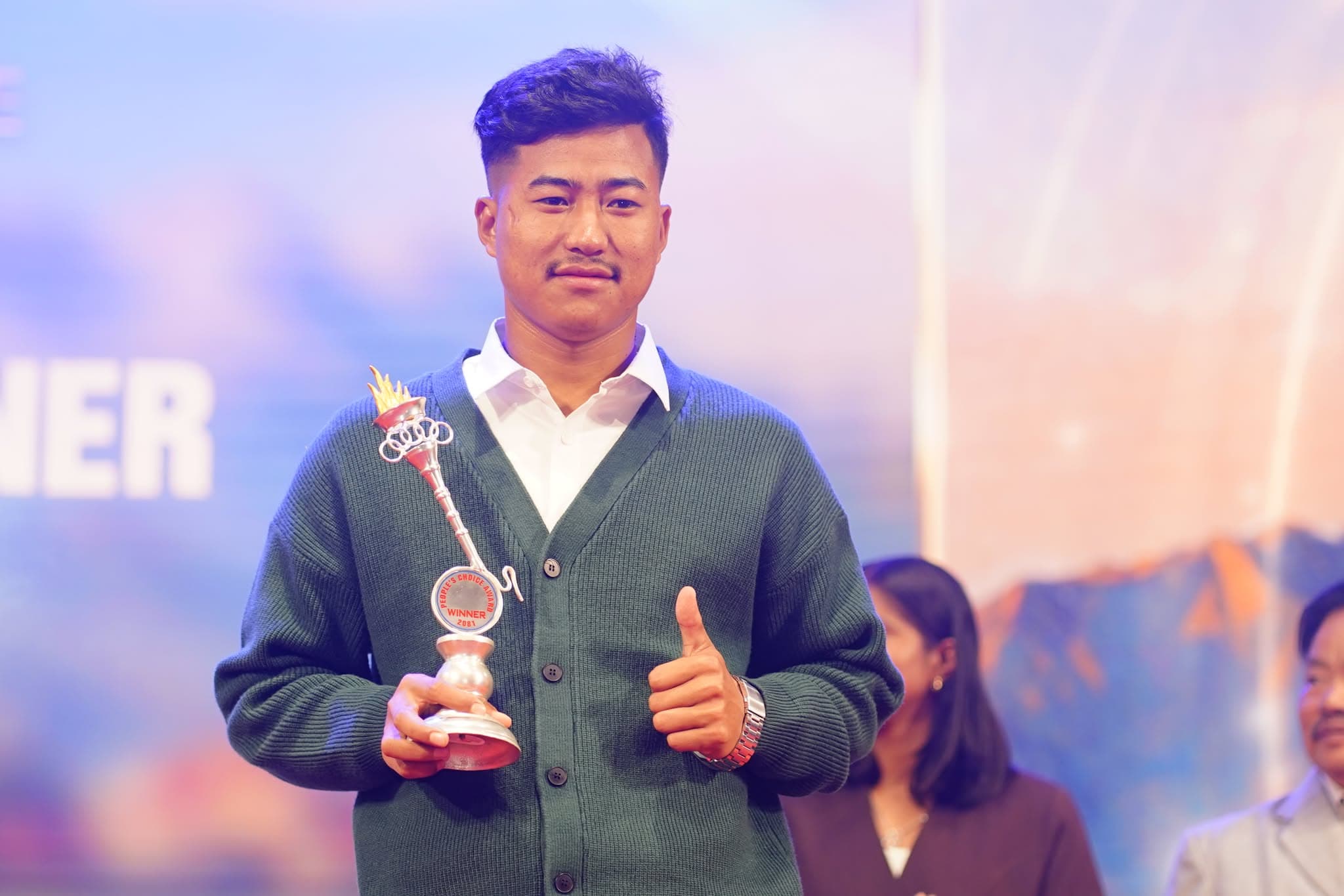 दीपेन्द्र र एरिका सर्वोत्कृष्ट, सुनारी लोकप्रिय