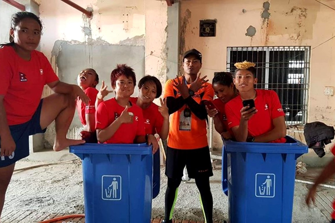'डस्टबिन' मा महिला टोलीको आईस बाथ !