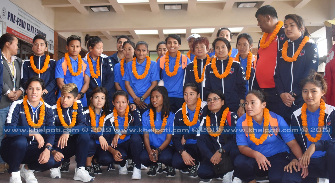 महिला फुटबल टोली स्वदेश फिर्ता