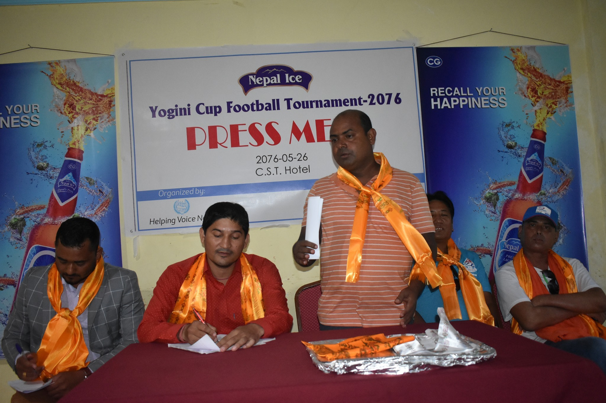 योगिनी कपलाई नेपाल आइसको साथ 