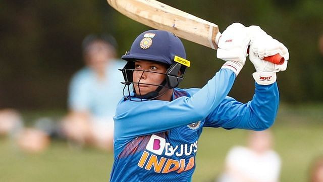 कोरोनाविरुद्ध लड्न १६ वर्षे महिला क्रिकेटरको सहयोग