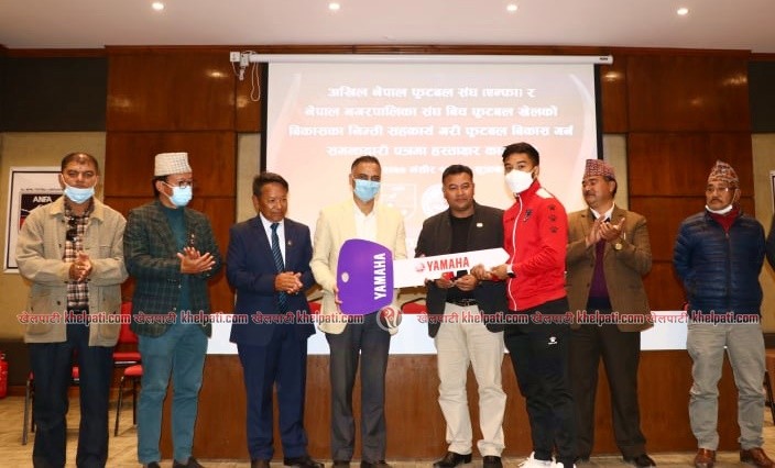 अभिषेक र मञ्जलीलाई एन्फाको मोटरसाइकल 