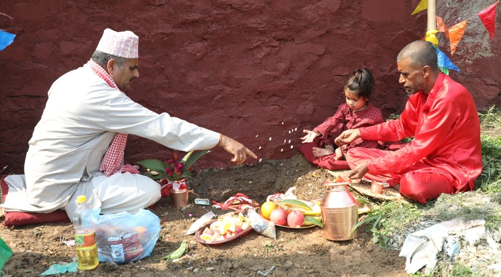 धावक कार्कीले २७ फिट अग्लो गदा निर्माण गर्दै