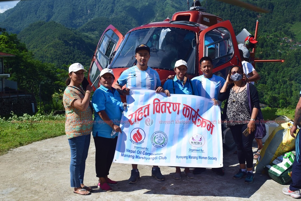 मनाङ क्लबद्वारा बाढी प्रभावितलाई राहत प्रदान  