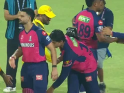 वैभवले छुए धोनीको खुट्टा !