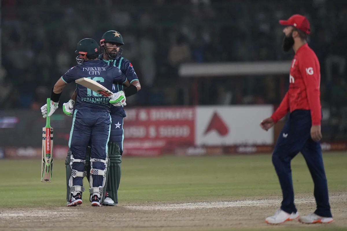 इंग्ल्यान्डमाथि पाकिस्तान १० विकेटले विजयी